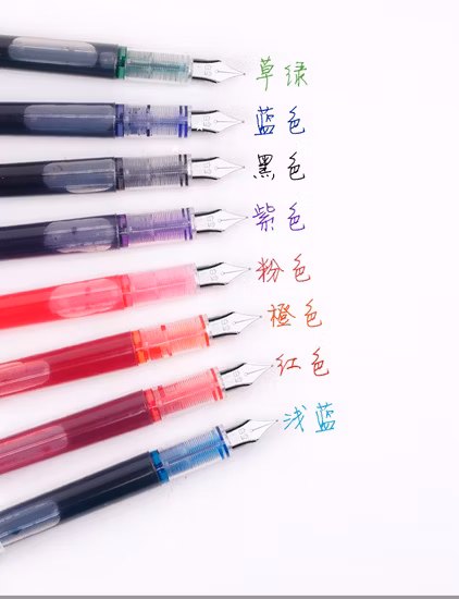  문구류, 학용품, 도매, 액체 탱크가 있는 일회용 만년필, 잉크 펜, 중간 펜촉, 다양한 색상.  학교 시즌으로 돌아 가기